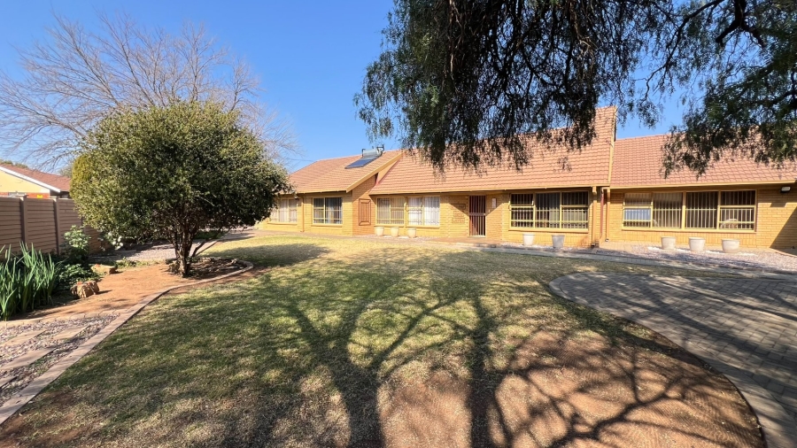 4 Bedroom Property for Sale in Langenhovenpark Free State